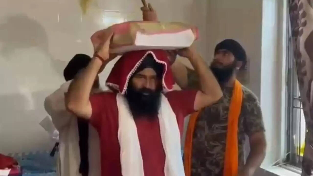 पंजाब में बाढ़ के बीच विधायक का अद्भुत कार्य: श्री गुरु ग्रंथ साहिब को सुरक्षित स्थान पर पहुँचाया