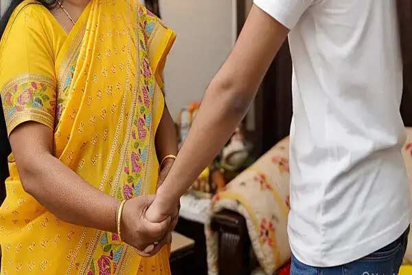 आगरा में दामाद के साथ भागी आठ बच्चों की मां, परिवार में हड़कंप