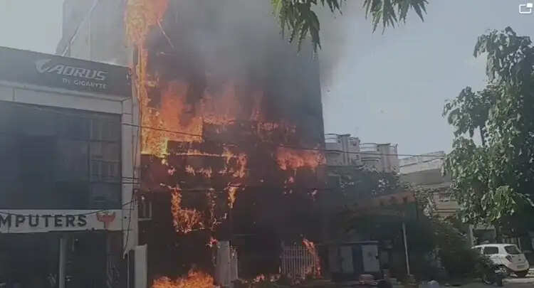लखनऊ अग्निकांड: 14 परिवारों का उजड़ना और सिस्टम की लापरवाही