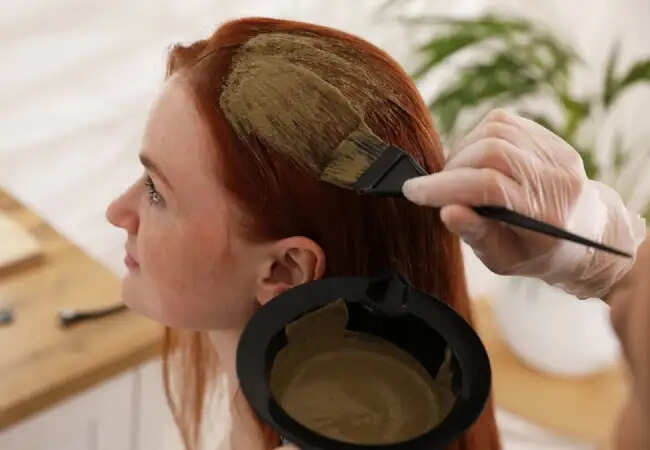 नेचुरल और हर्बल मेहंदी: जानें कौन सी है आपके बालों के लिए बेहतर