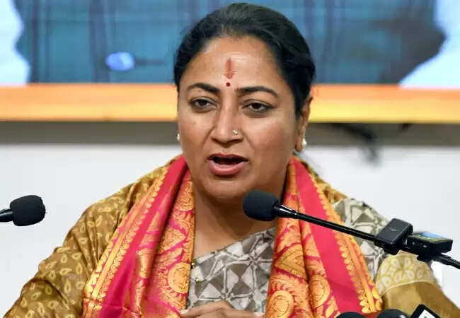 दिल्ली की सीएम रेखा गुप्ता का ईवीएम हैकिंग पर विवादित बयान