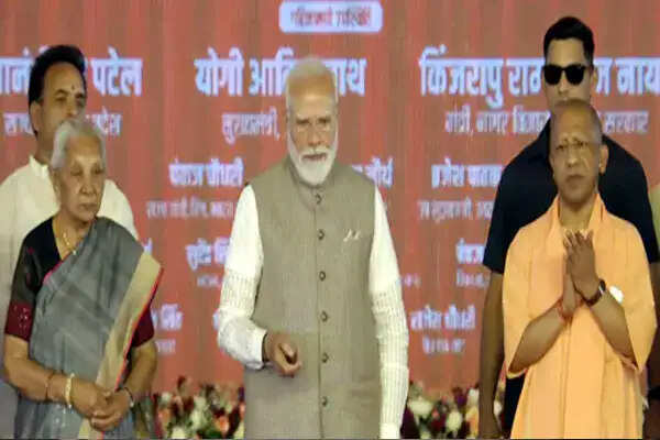 प्रधानमंत्री मोदी ने जेवर एयरपोर्ट का उद्घाटन जनता के हाथों कराया