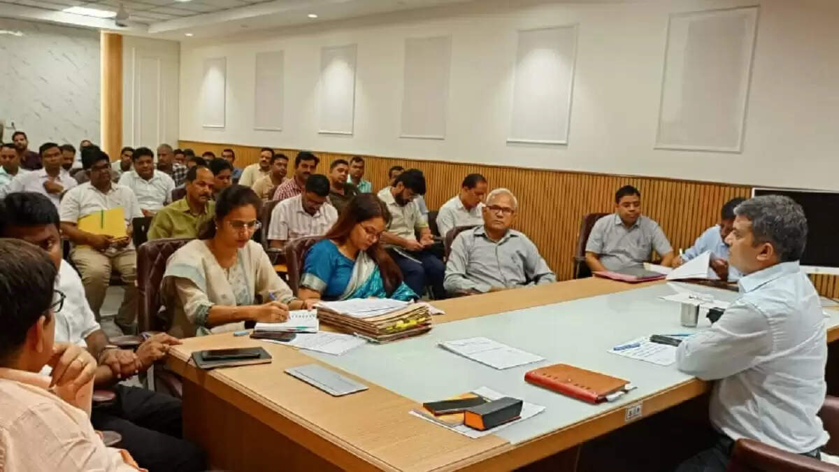 नोएडा डीएम ने 18 अधिकारियों पर कार्रवाई की, वेतन रोका