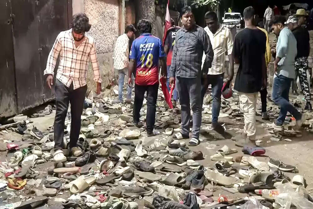 बेंगलुरू में आईपीएल जीत के जश्न में भगदड़, 11 की मौत