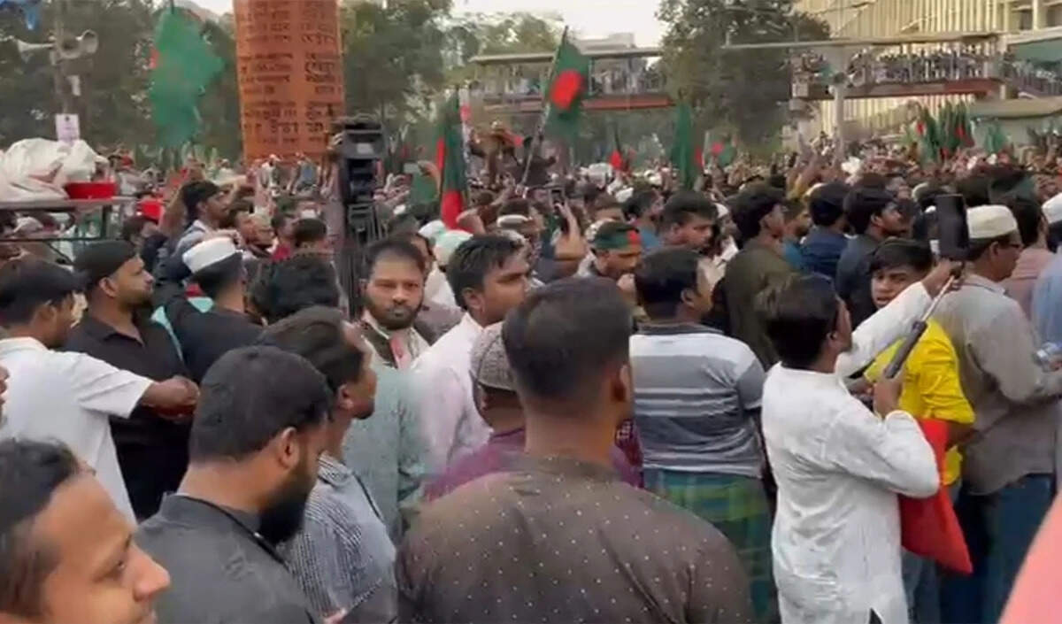 बांग्लादेश में छात्र नेता की हत्या, देश में बढ़ती हिंसा की चिंता