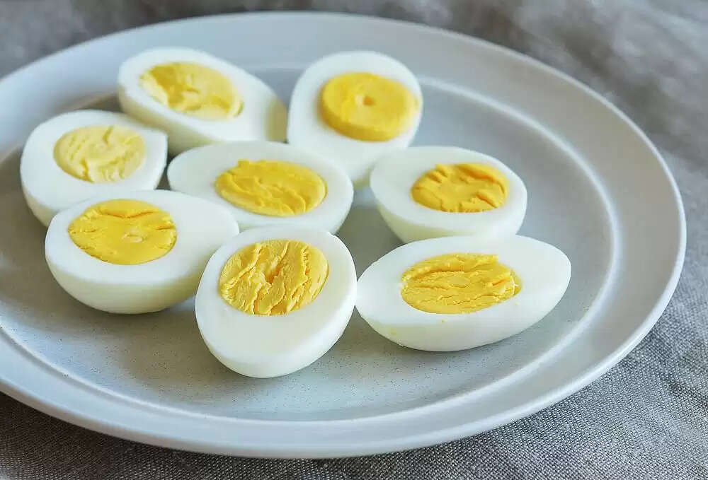 अंडे के सेवन के फायदे: क्या पूरा अंडा खाना चाहिए?