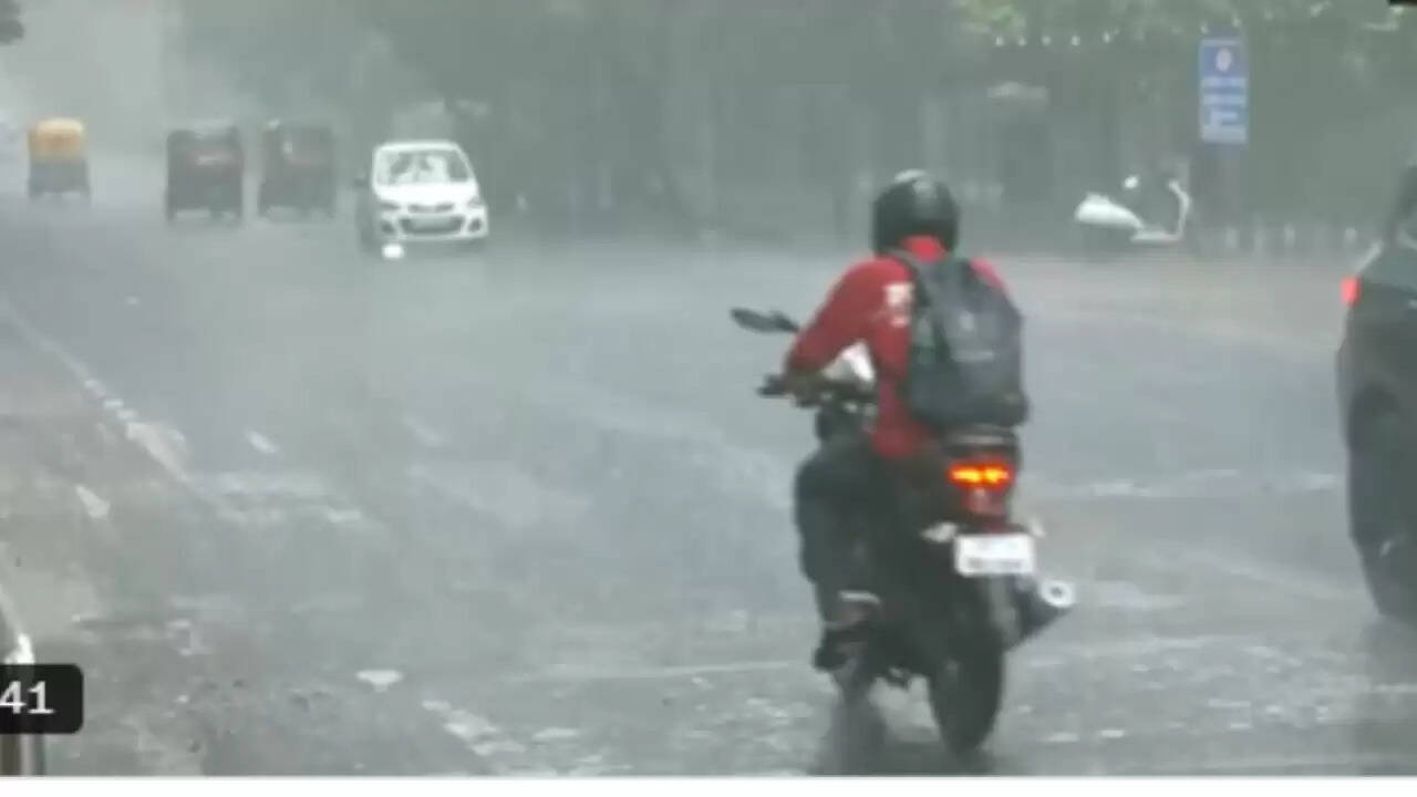 दिल्ली में दशहरे पर बारिश का असर: आयोजकों ने उठाए सुरक्षा कदम