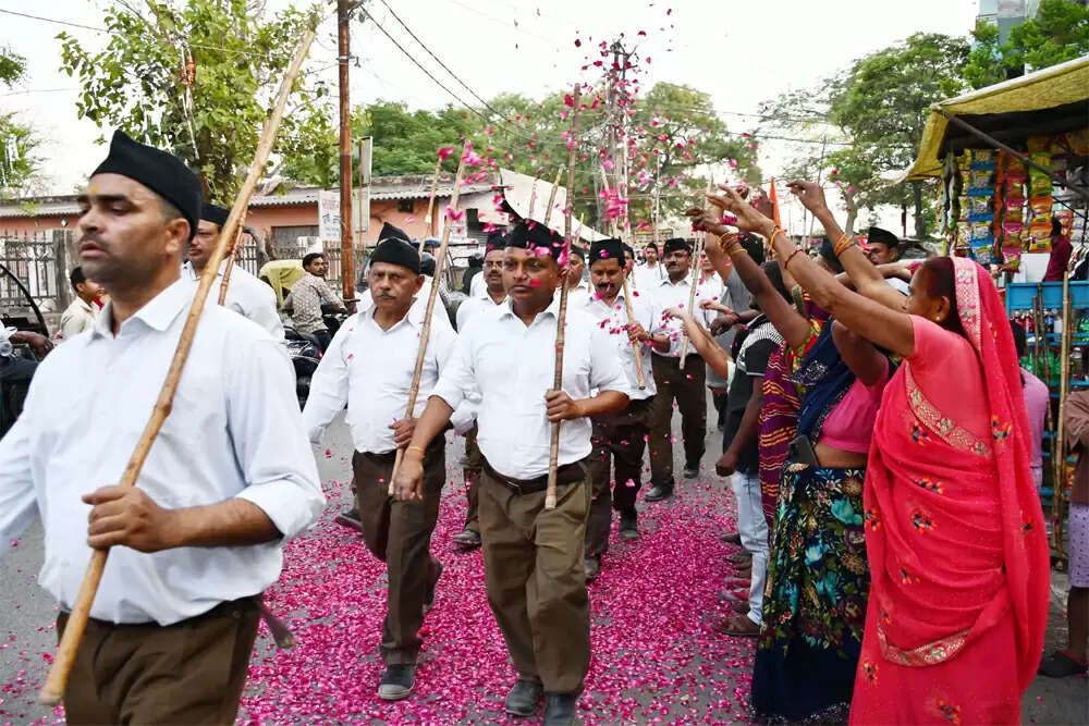 आरएसएस की शताब्दी समारोह की तैयारी, महात्मा गांधी को अपनाने का निर्णय
