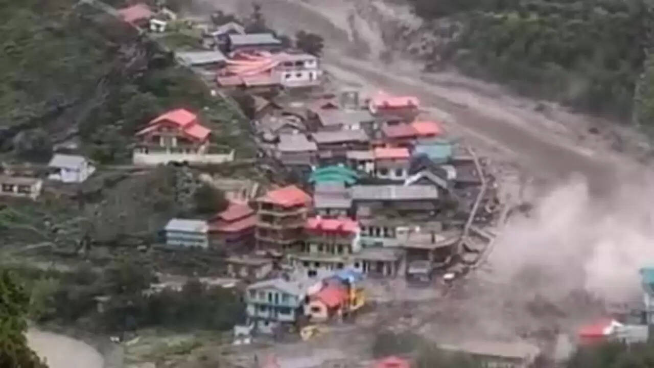 उत्तरकाशी में बादल फटने से आई बाढ़: धराली गांव में तबाही का मंजर