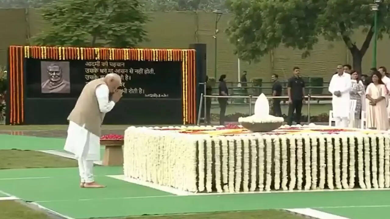 अटल बिहारी वाजपेयी की पुण्यतिथि पर श्रद्धांजलि