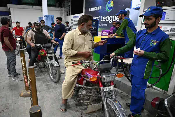 पाकिस्तान में ऊर्जा संकट: केवल 5 दिन का कच्चा तेल बचा