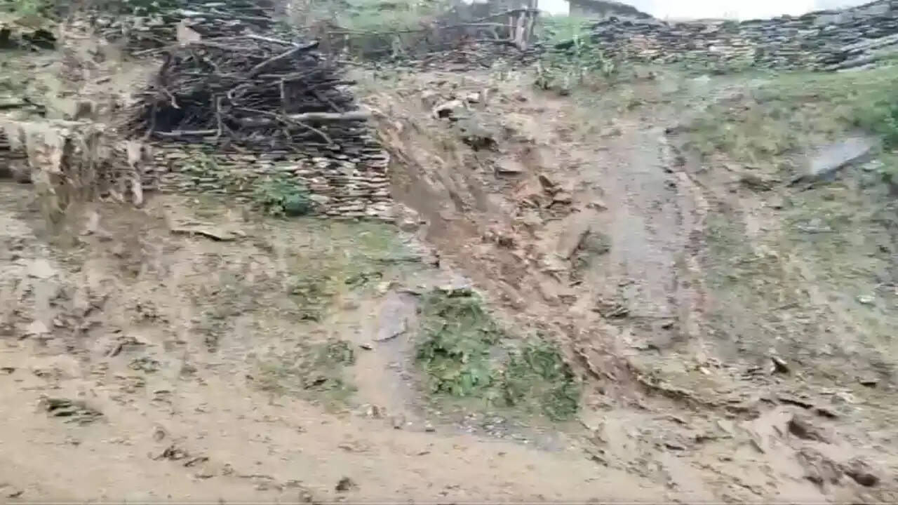 कश्मीर में बादल फटने से आई बाढ़, प्रशासन ने शुरू की राहत कार्य