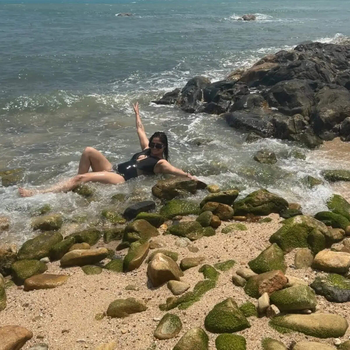 आरती सिंह का बिकिनी लुक: थाईलैंड में पति के साथ रोमांटिक पल