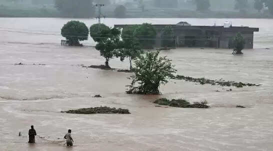 पाकिस्तान में बाढ़ और भूस्खलन से तबाही: 24 लोगों की मौत