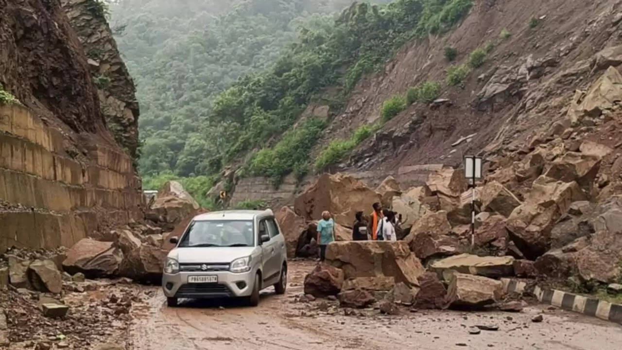 भारत में मानसून 2025: बाढ़ और भूस्खलन से तबाही का मंजर