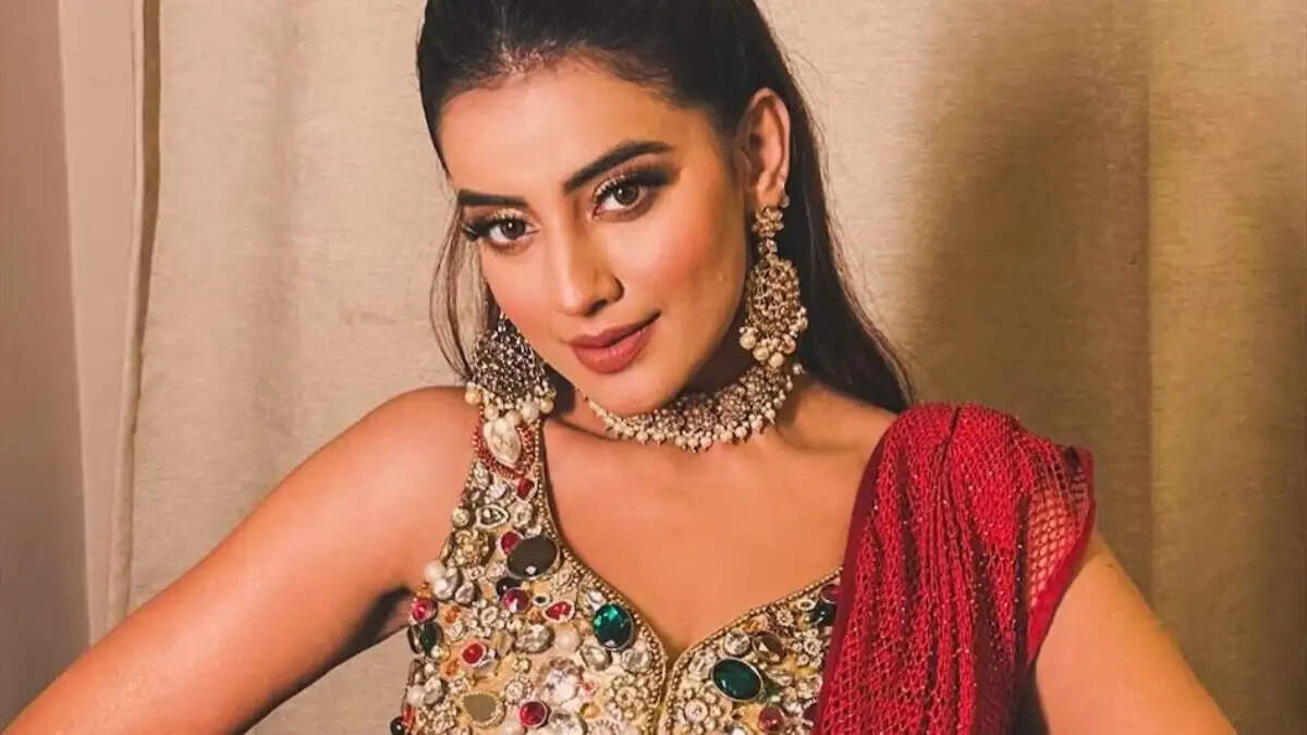 अक्षरा सिंह का भावुक संदेश: 'बस इतना कह दो, मैं हूं ना'