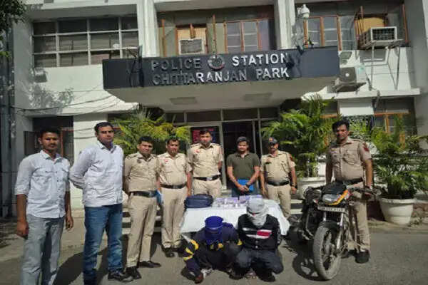 दिल्ली पुलिस ने वाहन चोरी और सेंधमारी में दो भाइयों को पकड़ा, भारी सामान बरामद