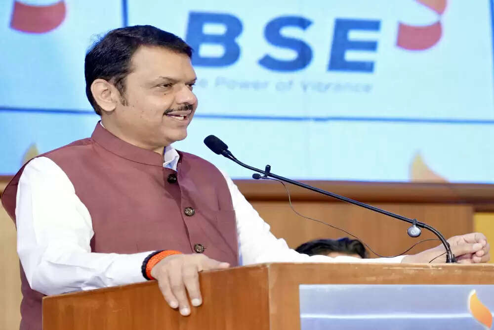 देवेंद्र फडणवीस ने पश्चिम बंगाल में ममता बनर्जी पर किया तीखा हमला