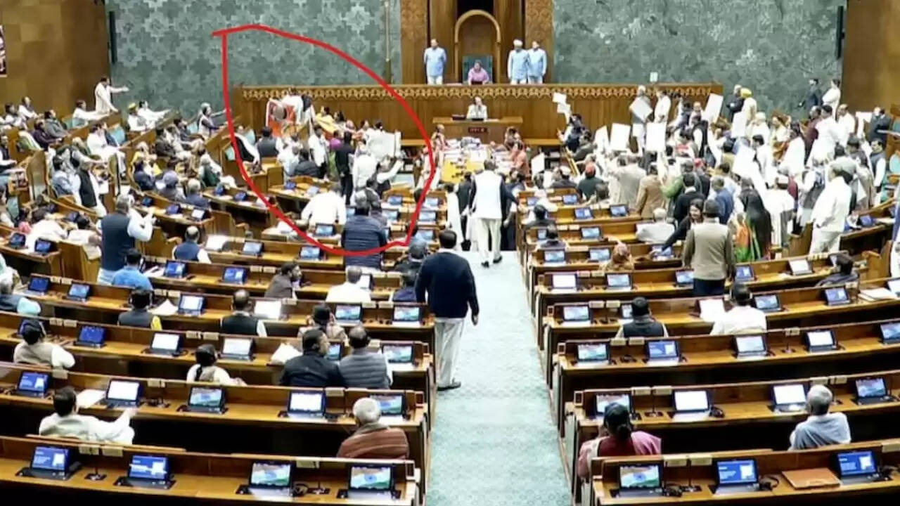 लोकसभा में हंगामे के बीच पीएम मोदी का भाषण टला, विपक्ष का जोरदार विरोध