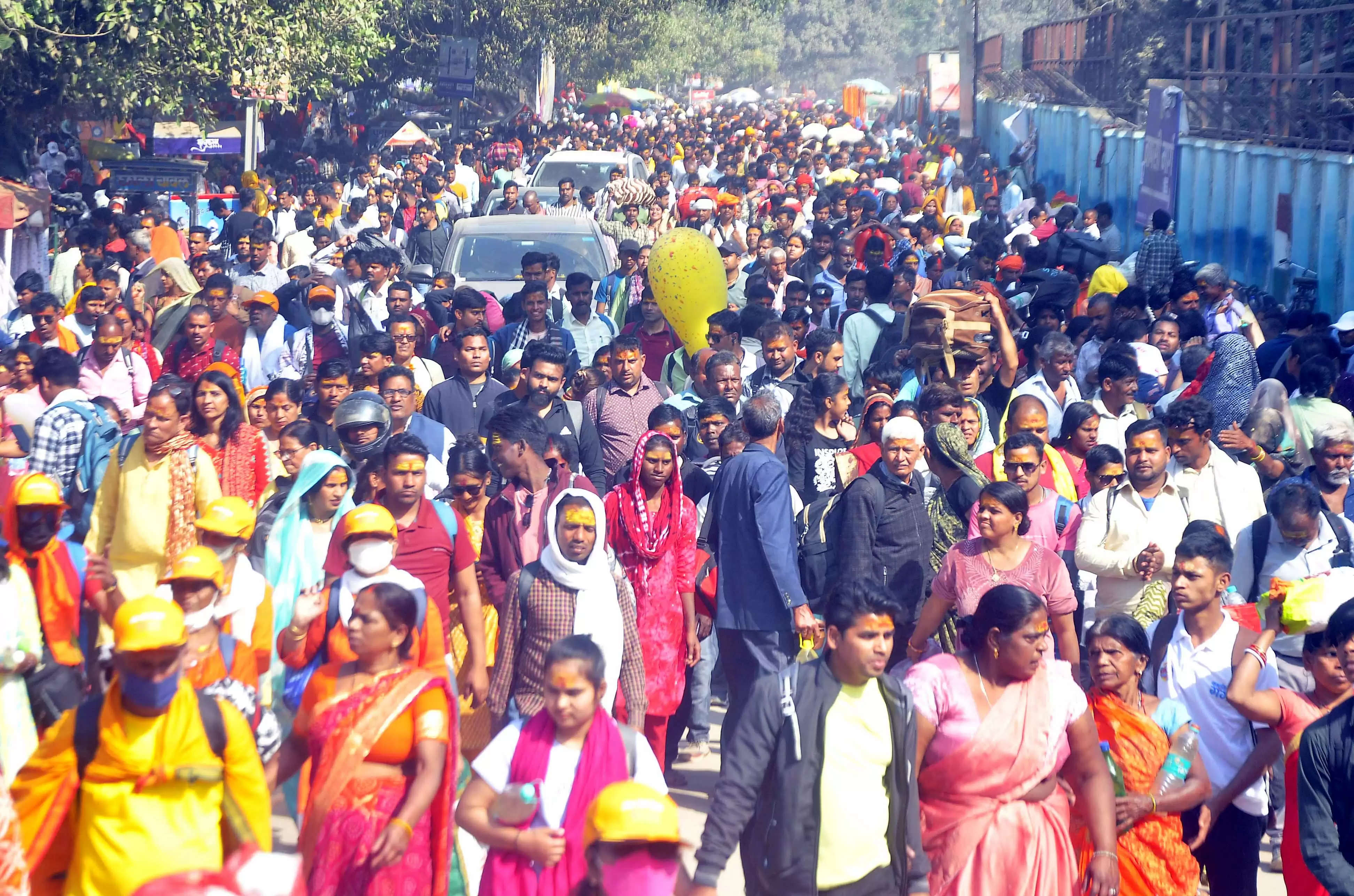 महाकुम्भ में स्नान को लेकर संगम जोन की ओर जाता श्रद्वालुओं का हुजूम