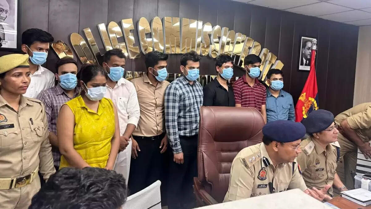 नोएडा में फर्जी कॉल सेंटर का भंडाफोड़, 11 आरोपी गिरफ्तार