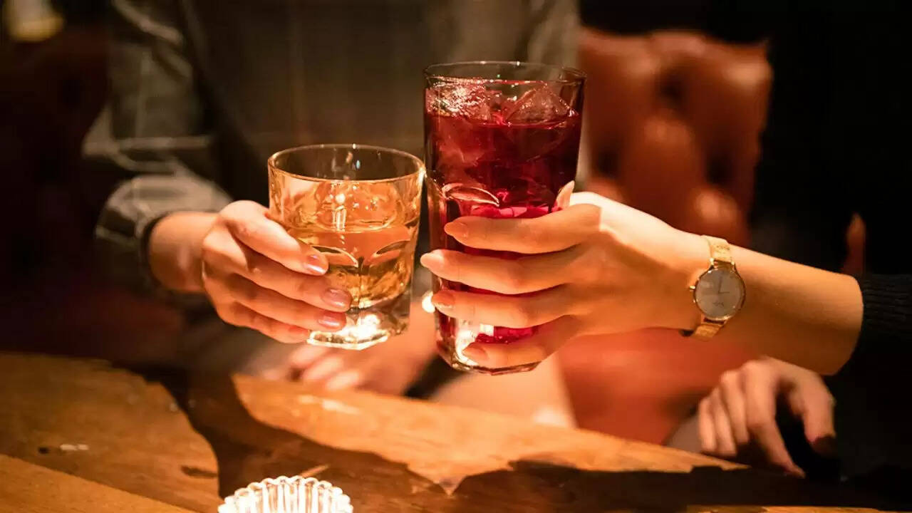 रात में शराब पीने का रहस्य: क्यों है यह एक सामाजिक मान्यता?