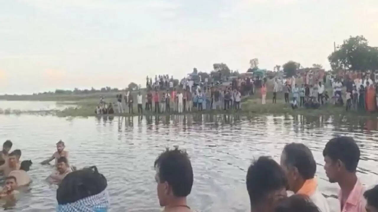 खंडवा में दशहरा पर हुआ भयानक हादसा: ट्रैक्टर-ट्रॉली नदी में गिरी, 10 की मौत