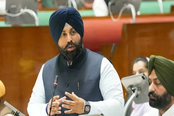 पंजाब विश्वविद्यालय की सीनेट और सिंडिकेट भंग करने पर शिक्षा मंत्री का कड़ा विरोध