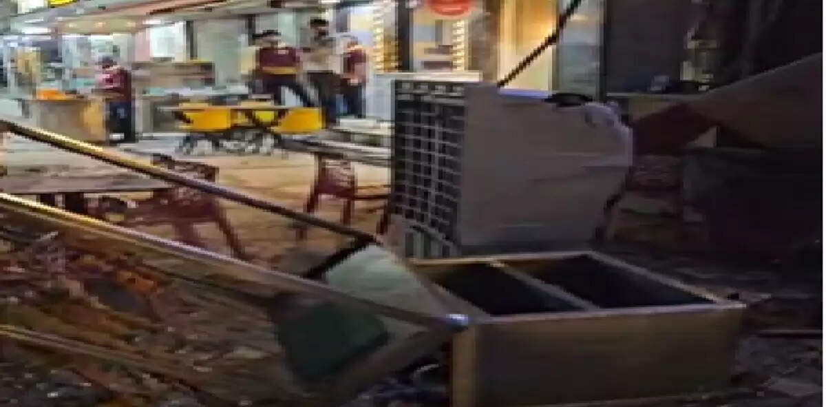 गाजियाबाद में सोसायटी से गिरा प्लास्टर, रेस्टोरेंट में मची अफरा-तफरी