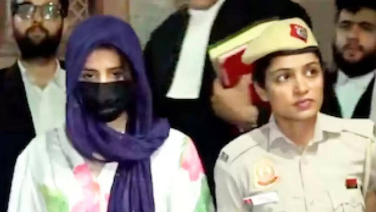 दिल्ली में BMW दुर्घटना: वरिष्ठ अधिकारी की मौत, पत्नी गंभीर रूप से घायल