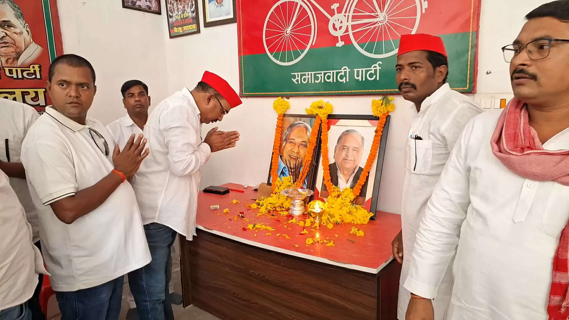 समाजवादी पार्टी ने मुलायम सिंह यादव की पुण्यतिथि मनाई