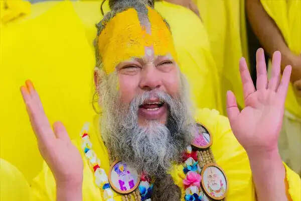 स्वामी प्रेमानंद महाराज की साधना का वीडियो हुआ वायरल, भक्तों की प्रार्थना