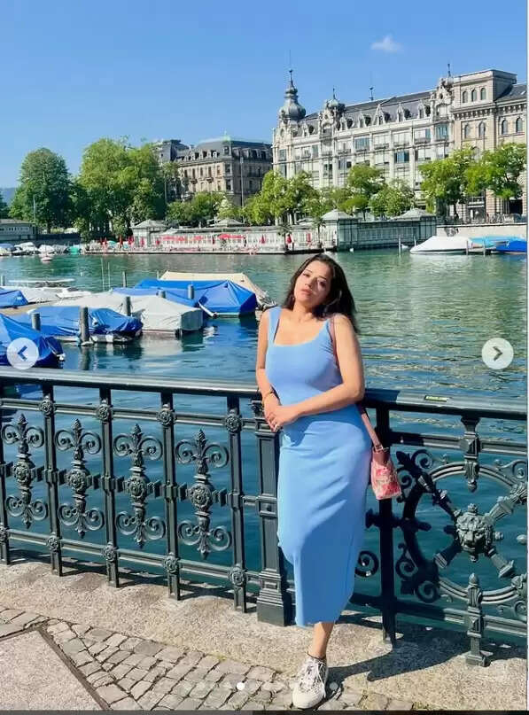 मोनालिसा का नया बोल्ड फोटोशूट: नीले वन-पीस में फैन्स का दिल जीता