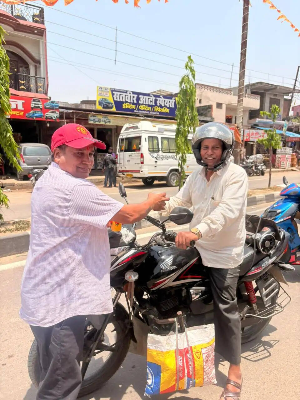बड़ा मंगलवार पर राधे-राधे ग्रुप का शरबत वितरण शिविर