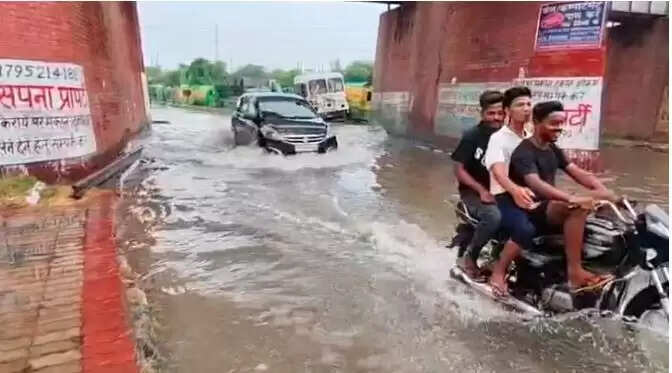 उत्तर प्रदेश में भारी बारिश का अलर्ट, कई जिलों में जारी किया गया येलो और ऑरेंज अलर्ट