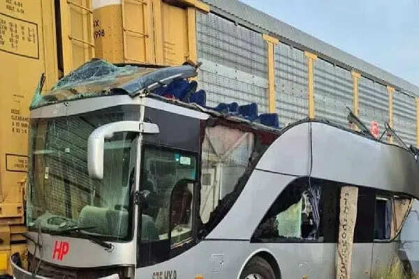 मेक्सिको में मालगाड़ी और डबल डेकर बस की टक्कर, 10 लोगों की मौत