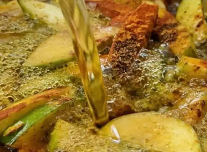 गर्मियों में कच्चे आम का चटपटा अचार बनाने की सरल विधि