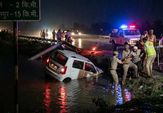 लखीमपुर में सड़क दुर्घटना: कार नहर में गिरी, पांच लोग घायल