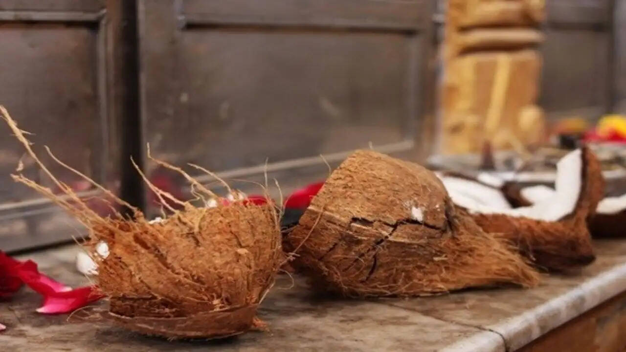 नारियल फोड़ने का महत्व: हिंदू परंपरा में शुभता का प्रतीक