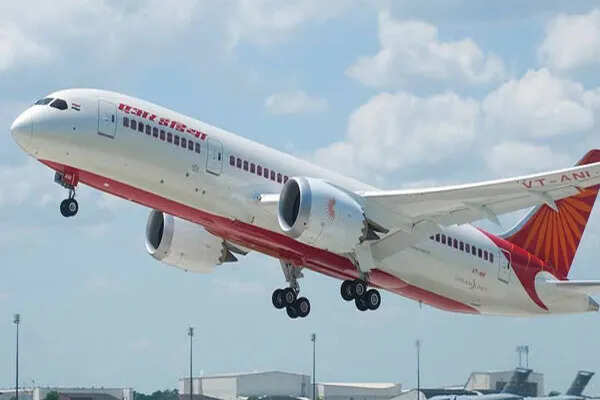 एयर इंडिया की फ्लाइट में बर्ड हिट, सभी यात्री सुरक्षित