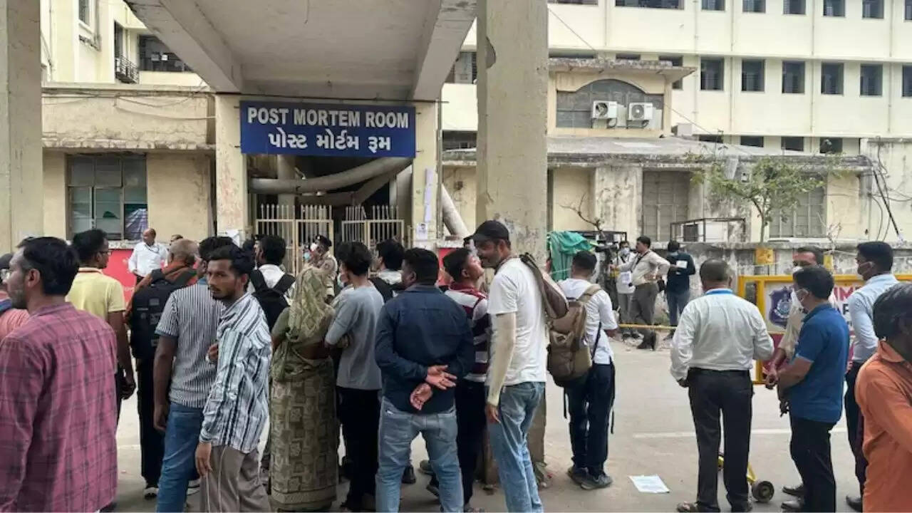 अहमदाबाद में एयर इंडिया विमान दुर्घटना: छात्रों और कर्मचारियों की भयावह यादें