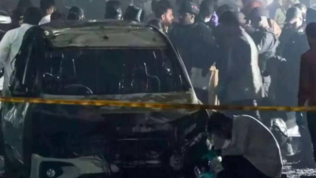 दिल्ली पुलिस ने लाल किला विस्फोट के संदिग्धों की तलाश में अलर्ट जारी किया