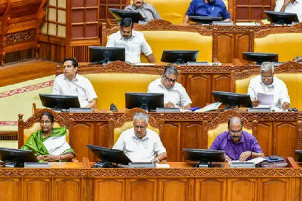 केरल विधानसभा में बजट पर विपक्ष का तीखा हमला, पिनाराई विजयन ने उठाए भ्रष्टाचार के सवाल