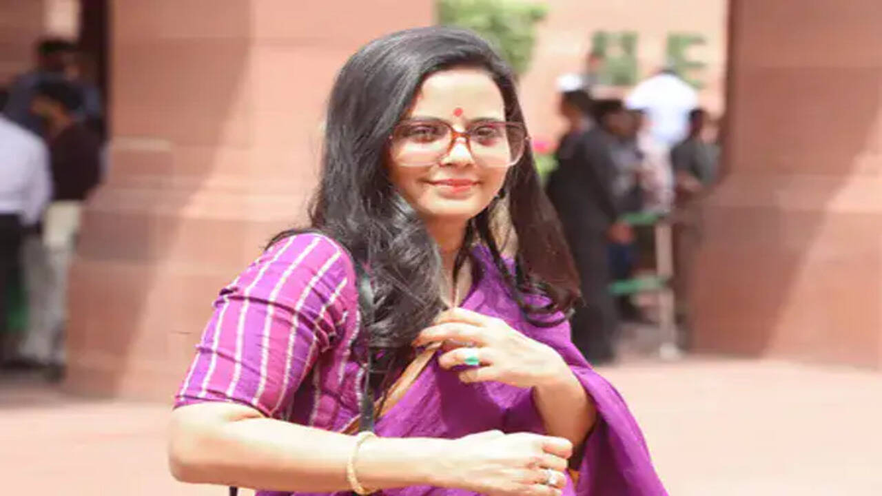 महुआ मोइत्रा के खिलाफ गिरफ्तारी वारंट जारी, अदालत में अनुपस्थिति का मामला