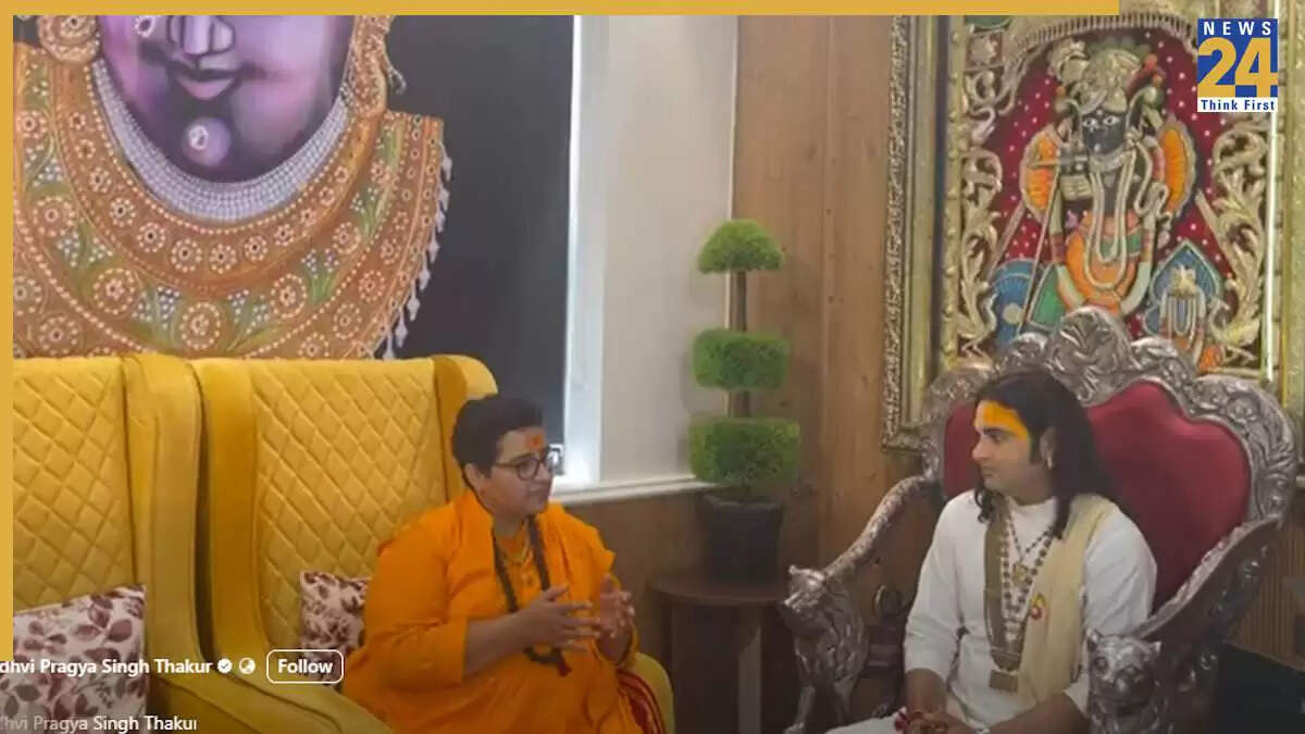 साध्वी प्रज्ञा ठाकुर ने अनिरुद्धाचार्य के बयान का समर्थन किया