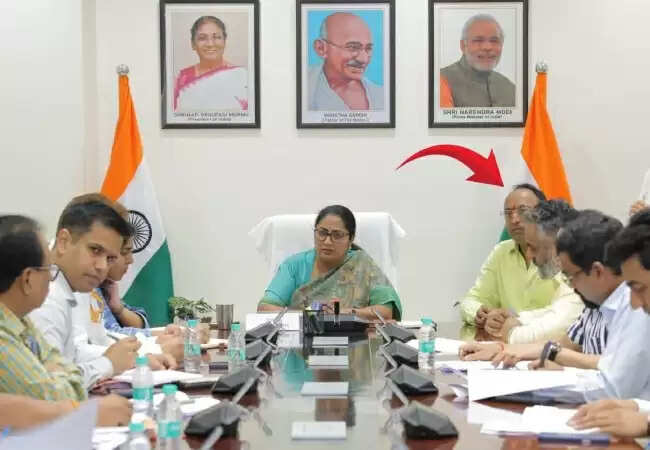 दिल्ली सीएम रेखा गुप्ता के पति की सरकारी बैठक में उपस्थिति पर विवाद