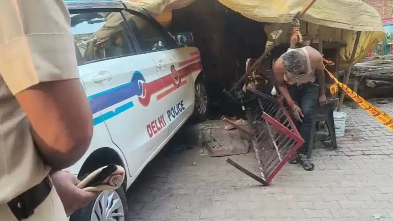 दिल्ली में पीसीआर वैन की चपेट में आया व्यक्ति, जानें पूरी घटना