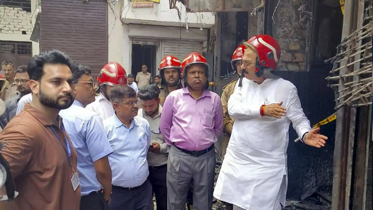 दिल्ली के होटल में आग: 21 लोगों की मौत, जांच जारी