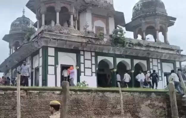 फतेहपुर में मंदिर और मकबरे के विवाद पर बढ़ा तनाव