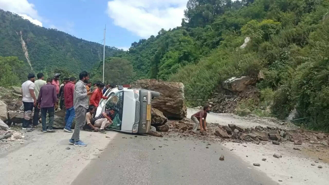 उत्तराखंड में भूस्खलन से हुआ भयानक हादसा, एक की मौत और तीन घायल